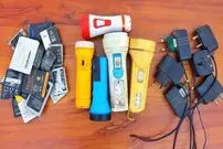 (ویدئو) نحوه ساخت یک ابراز خلاقانه با باتری، شارژر و چراغ قوه قدیمی