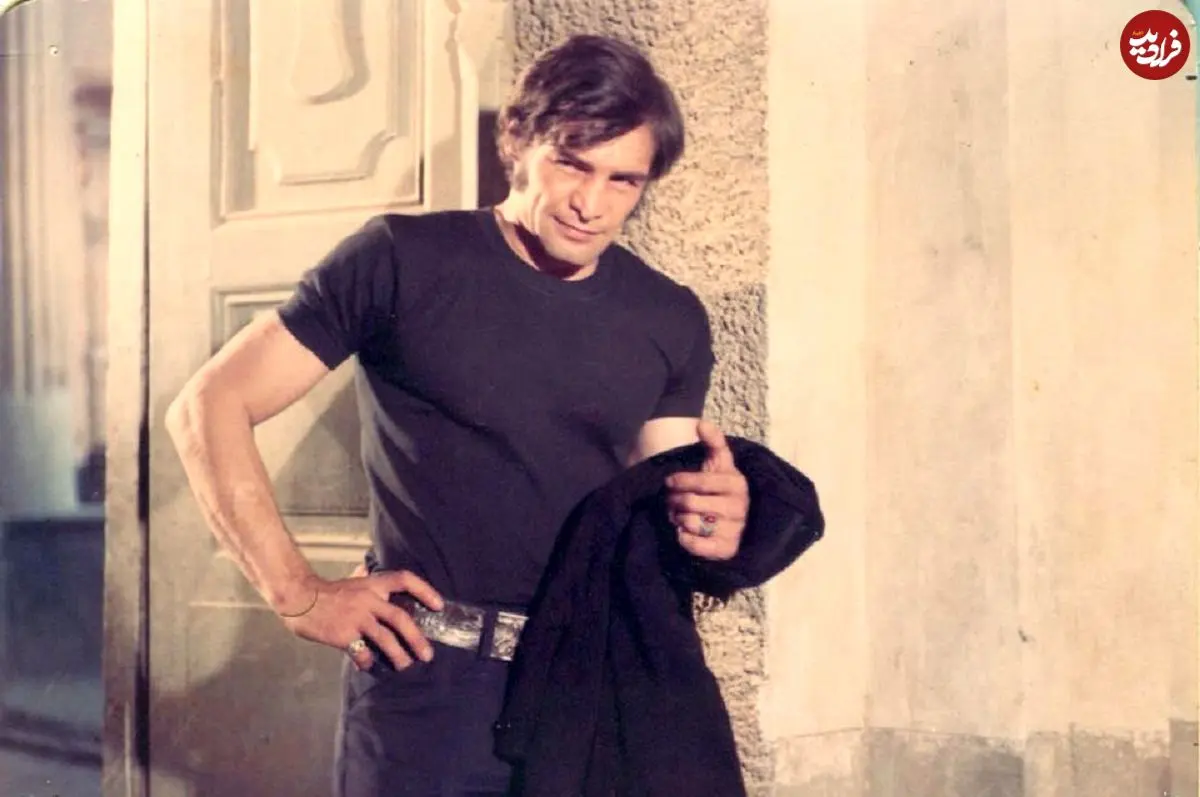 عکس| سفر در زمان؛ «بیک ایمانوردی» در حال تمرین با هالتر در خانه؛ دهه 40