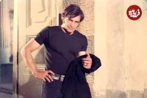 عکس| سفر در زمان؛ «بیک ایمانوردی» در حال تمرین با هالتر در خانه؛ دهه 40