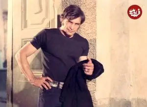 عکس| سفر در زمان؛ «بیک ایمانوردی» در حال تمرین با هالتر در خانه؛ دهه 40