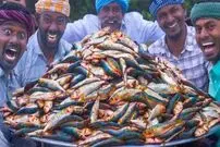 ببینید؛ غذای روستایی در هند؛ پخت خورشت کاری با ماهی ساردین