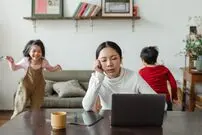 معایب شاغل بودن مادر چیست؟ از احتمال آسیب‌ های فیزیکی تا احساس تنهایی کودک