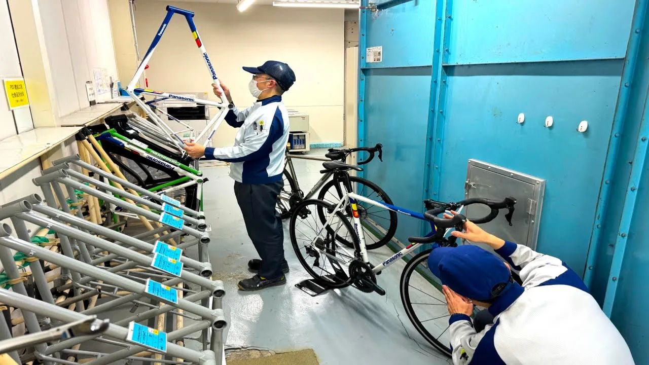 (ویدئو) عملیات تولید ساخت دوچرخه های مسابقه در کارخانه پاناسونیک ژاپن