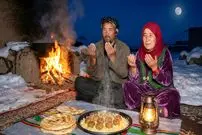 ببینید| غذای روستایی در افغانستان؛ پخت کوفته با مرغ روی آتش برای افطار