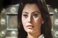 عکس| سفر در زمان؛ «سوفیا لورن» در حال آماده شدن برای دیدار با ملکه الیزابت در لندن؛ سال 1336