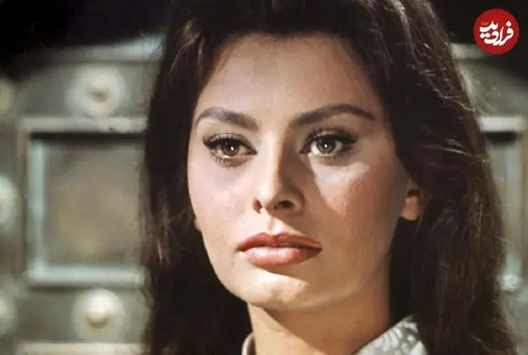 عکس| سفر در زمان؛ «سوفیا لورن» در حال آماده شدن برای دیدار با ملکه الیزابت در لندن؛ سال 1336