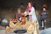 ببینید؛ غذای روستایی در افغانستان؛ پخت مرغ بریانی و نان تنوری