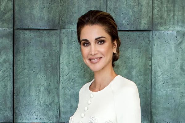 عکس؛ سفر در زمان؛ «ملک عبدالله دوم، پادشاه اردن و همسرش» در حال پایین آمدن از دیوار چین؛ سال 1378