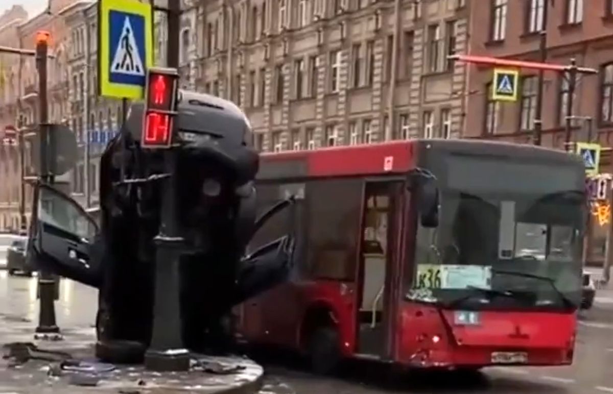 (ویدئو) تصادف یک خودرو با اتوبوس و تیر برق!