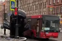 (ویدئو) تصادف یک خودرو با اتوبوس و تیر برق!