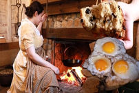 ببینید؛ تهیه صبحانه به سبک دهه 1820 در آمریکا؛ قهوه، کیک دارچینی و تخم‌مرغ