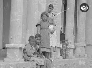 عکس| سفر زمان؛ تصویری از یک عمارت زیبای دوران قاجار در میان درخت‌ها و مزرعه‌ها