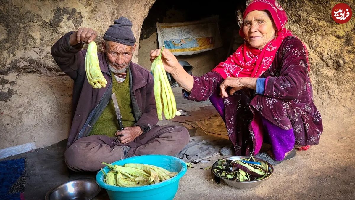 (ویدئو) پخت دیدنی نان محلی و بادمجان توسط زوج مسن غارنشین افغانستانی