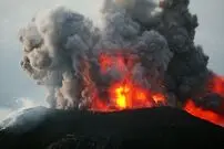 (ویدئو) لحظه وحشتناک فوران انفجاری آتشفشان در فیلیپین