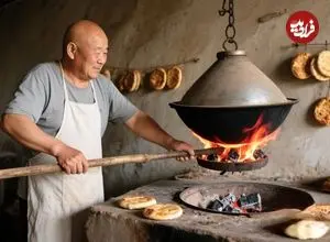 ببینید| غذای روستایی در چین؛ پخت نان باستانی شائوبینگ در تنور آویزان روی آتش در چین