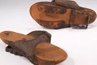 کشف صندل‌های زنانه بیزانسی ۱۵۰۰ ساله در ترکیه با پیام : «خانم به زیبایی و در شادی بپوش»