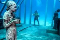 تصاویر؛ شگفتی‌های پنهان در اعماق آب؛ از مجسمه‌های مرموز تا کشتی غرق شده!