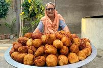 ببینید؛ غذای روستایی در هند؛ پخت کوفته به روش متفاوت مادربزرگ حیدرآبادی