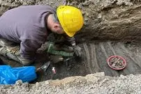 خیابان «چوب‌فرش شده» بعد از 700 سال از زیر خیابان آسفالته بیرون آمد