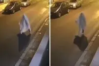 (ویدئو) این مرد برای آزار همسر سابقش با یک ملحفه خودش را به شکل روح در آورد