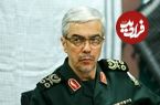 عکس؛ سفر به تاریخ؛ «سپهبد باقری» در یک منطقۀ جنگی در سوریه در حال بررسی نقشۀ نظامی