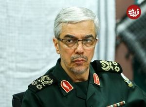 عکس؛ سفر به تاریخ؛ «سپهبد باقری» در یک منطقۀ جنگی در سوریه در حال بررسی نقشۀ نظامی