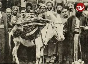عکس| سفر زمان؛ مرد بار فروش با الاغ اش در حال عبور از خیابان فردوسی تهران؛ سال 50
