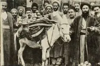 عکس| سفر زمان؛ مرد بار فروش با الاغ اش در حال عبور از خیابان فردوسی تهران؛ سال 50