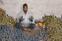 ببینید| مراحل تولید انبوه شیرآب به صورت دستی در کارگاهی در پاکستان