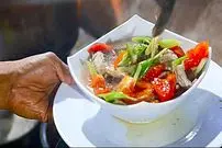 ببینید| غذای خیابانی در اندونزی؛ تهیه خوراک ماهی تازه با گوجه‌، پیازچه و زنجبیل در جاکارتا