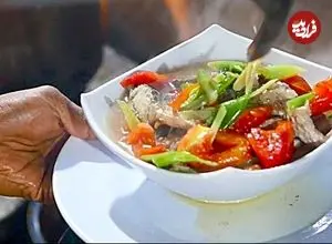 ببینید| غذای خیابانی در اندونزی؛ تهیه خوراک ماهی تازه با گوجه‌، پیازچه و زنجبیل در جاکارتا