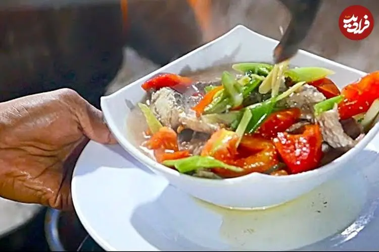 ببینید| غذای خیابانی در اندونزی؛ تهیه خوراک ماهی تازه با گوجه‌، پیازچه و زنجبیل در جاکارتا