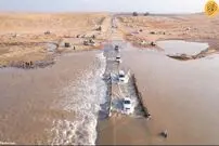 (ویدئو) گرفتار شدن خودروها و شترها در سیل عظیم عربستان