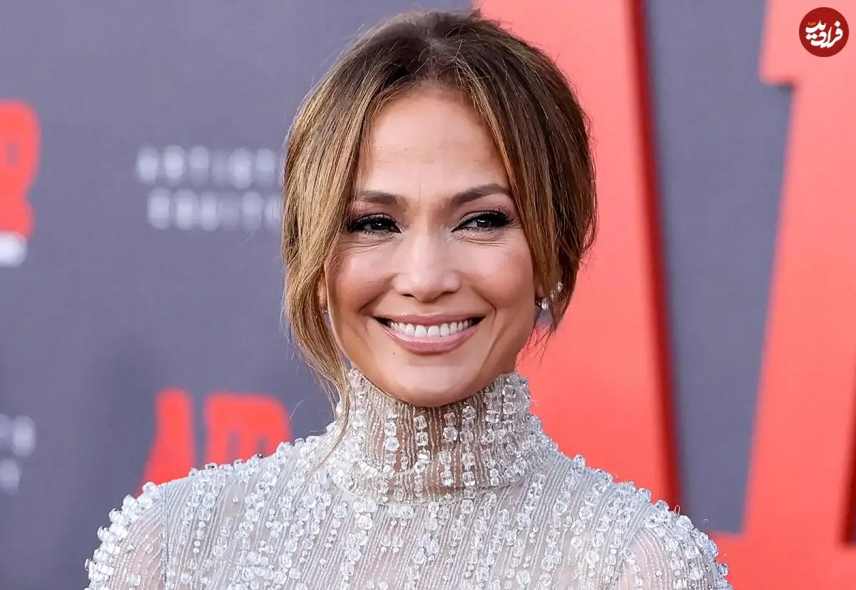 عکس| سفر در زمان؛ «جنیفر لوپز 31 ساله» در حال پیاده روی در کالیفرنیا؛ سال 1378