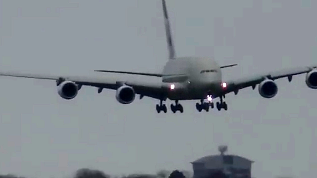 (ویدیو) انصراف خلبان از فرود هواپیما روی باند به دلیل طوفان