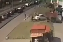 ( ویدیو) مرگ دردناک یک مرد به خاطر دنده عقب ناگهانی راننده ناشی