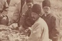 عکس| سفر زمان؛ درباریان ناصرالدین شاه در حال خوردن یک «ناهار اعیانی» در شکارگاه
