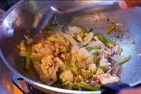 ببینید| غذای خیابانی در کامبوج؛ تهیه یک نودل سنتی محبوب با مرغ و سبزیجات در پنوم پن