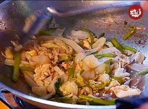 ببینید| غذای خیابانی در کامبوج؛ تهیه یک نودل سنتی محبوب با مرغ و سبزیجات در پنوم پن