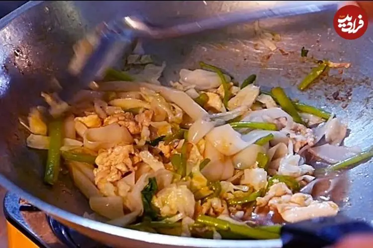 ببینید| غذای خیابانی در کامبوج؛ تهیه یک نودل سنتی محبوب با مرغ و سبزیجات در پنوم پن