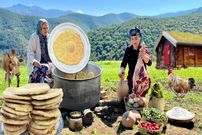 ببینید| غذای روستایی در ایران؛ تهیه نان سنتی و پخت خورشت لوبیا و گوشت در طبیعت