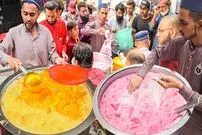 ببینید| غذای خیابانی در پاکستان؛ تهیه شیک موز و توت فرنگی در کراچی