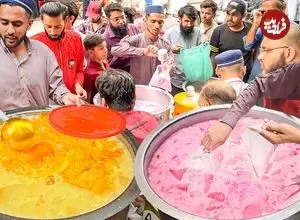 ببینید| غذای خیابانی در پاکستان؛ تهیه شیک موز و توت فرنگی در کراچی