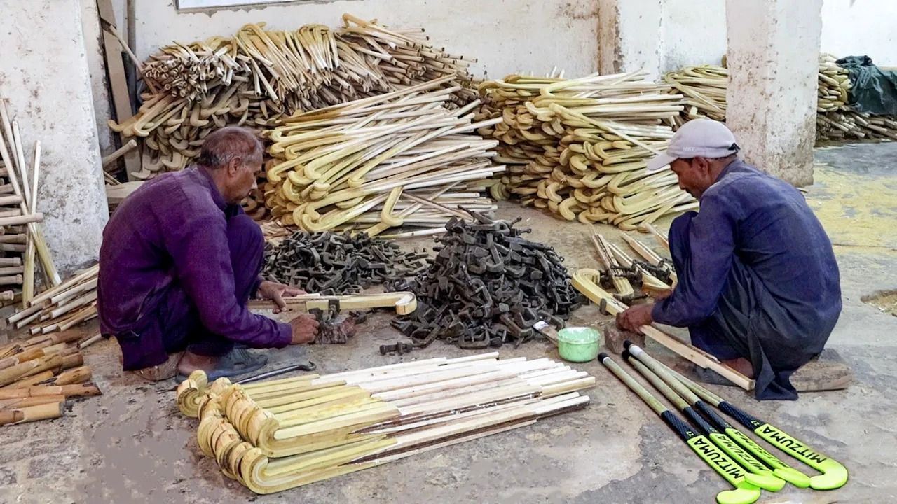 (ویدئو) فرآیند تماشایی ساخت چوب هاکی در یک کارگاه کوچک در پاکستان