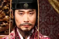 عکس| سفر زمان؛ چهرۀ «بادوک‌بال، وزیر اعظم» (سریال جومونگ) در 62 سالگی در عکس‌های شخصی‌اش