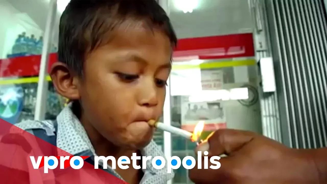 (ویدئو) این کودک 9 ساله اندونزیایی روزی 20 سیگار می‌کشد!