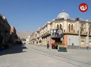 عکس| سفر به تهران قدیم؛ «خیابان لاله زار، مقابل پاساژ گراند هتل»؛ سال ۱۳۵۲