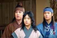 عکس| سفر به تاریخ؛ «یوری، پسر جومونگ» در حال گفتگو با کارگردان در پشت‌صحنه سریال جومونگ