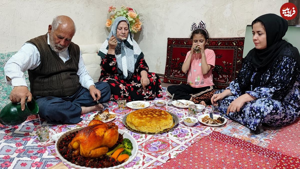 ببینید| غذای روستایی در ایران؛ پخت مرغ شکم پر به روش سنتی