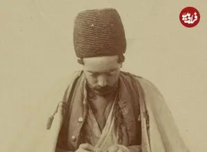 عکس| سفر زمان؛ تصویری از یک «صراف» در کنار یکی از کوچه‌های تهران در دوران قاجار